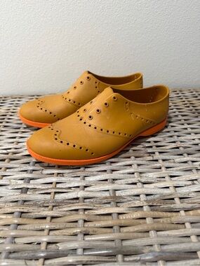 BIION Casual Wingtip Golf Shoes in Mustard Yellow, men’s 6, women’s 8, GUC